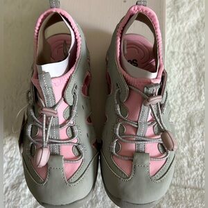 SO Brand Berkeley Gray Pink Sandals Shoes Water Friendly Size 1 NEW